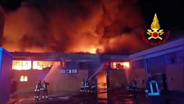 Poggio a Caiano, incendio nella notte devasta due fabbriche