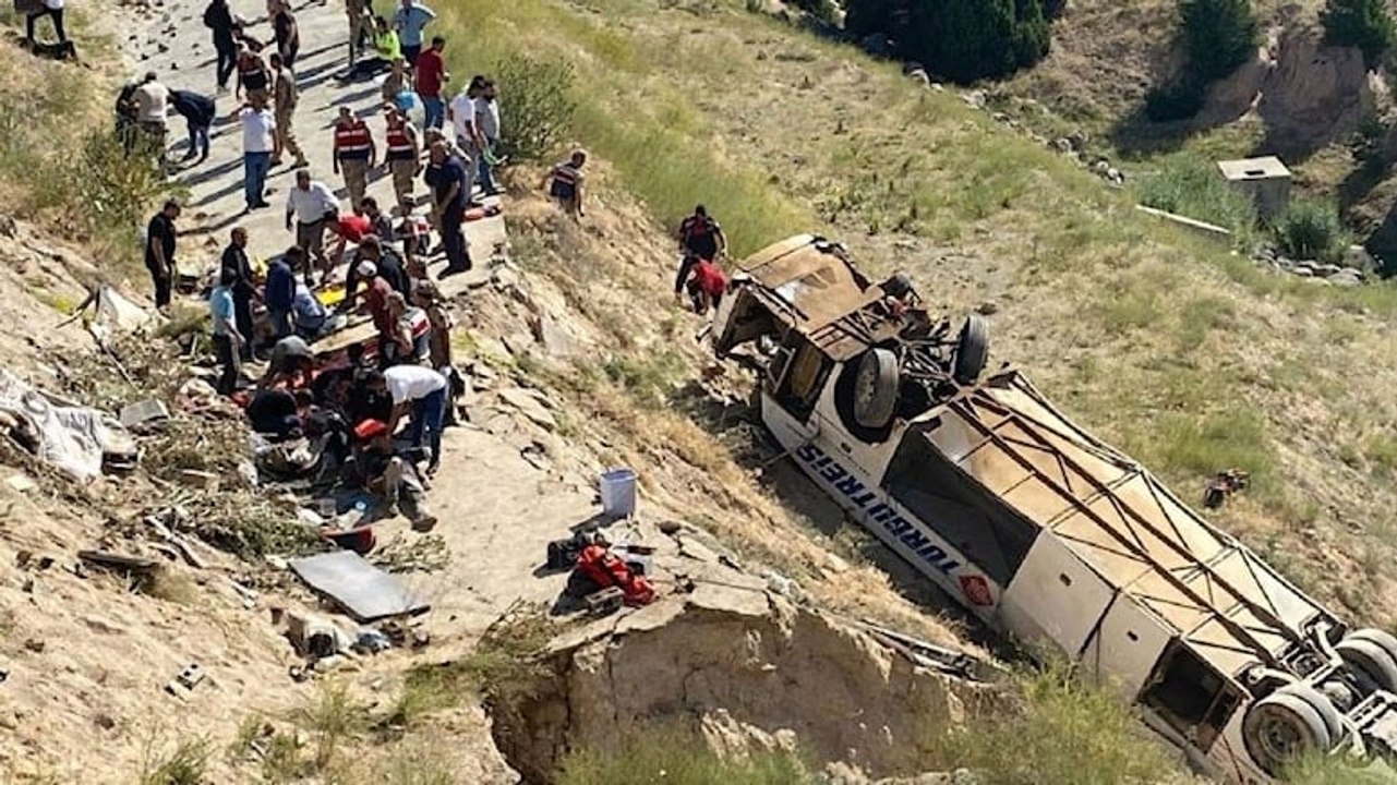 Otobüs viyadükten düştü, çok sayıda ölü ve yaralı var