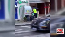 Trafik polisinden duygulandıran hareket! Çöpe atılan Türk bayrağını aldı