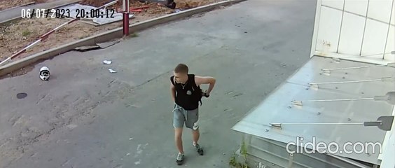 Ce motard n'a pas vu la barrière de sécurité... douloureux