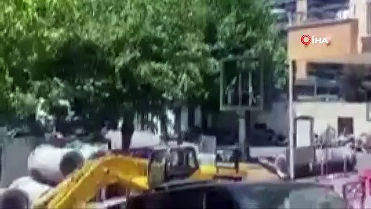 Moments effrayants à Şişli devant la caméra： Le pistolet a été tiré alors qu'il tombait au sol pendant le combat