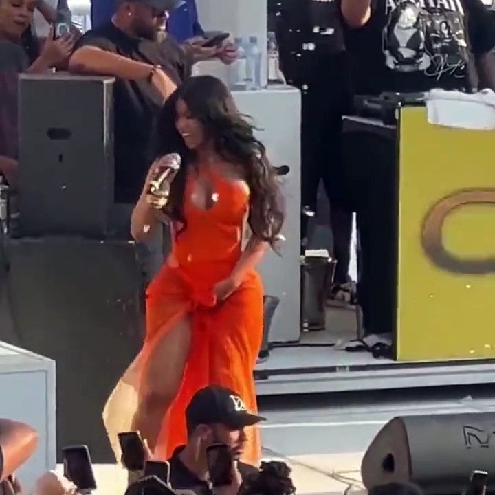 Dünyaca ünlü şarkıcı Cardi B sahnede deliye döndü! Seyircisine mikrofon fırlattı