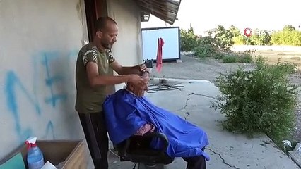 İş yeri yıkıldı, evinin önünde çalışmaya devam ediyor