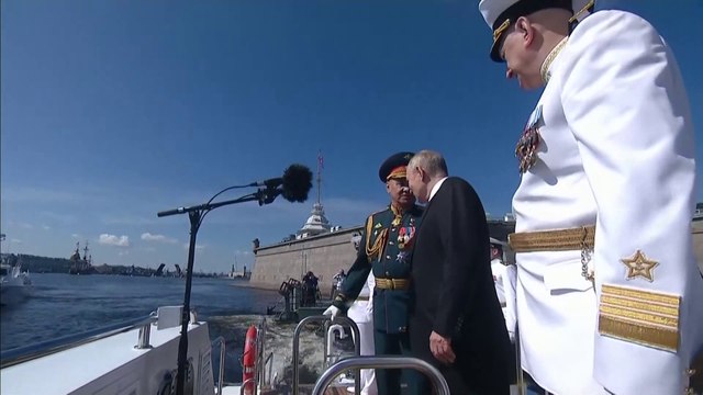 #بوتين يحضر عرضا عسكريا روسيا رفقة وزير الدفاع في سانت بطرسبورغ #روسيا #العربية