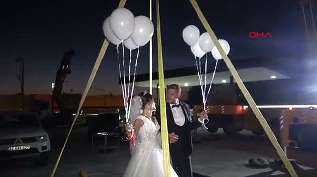 Gelin ile damat düğün alanına vinçle indirildi! Düğüne yeni bir tat katmak istedik