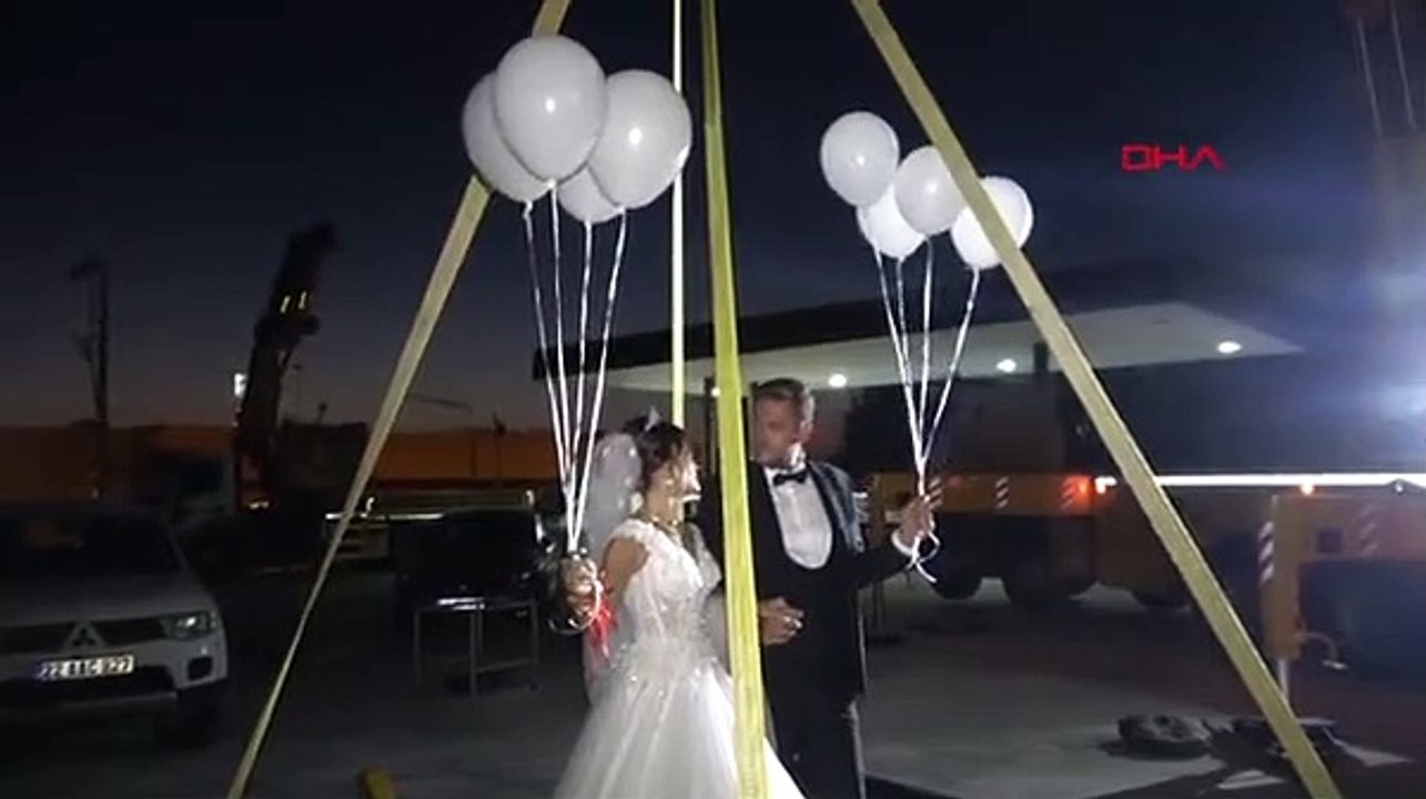 Gelin ile damat düğün alanına vinçle indirildi! "Düğüne yeni bir tat katmak istedik"