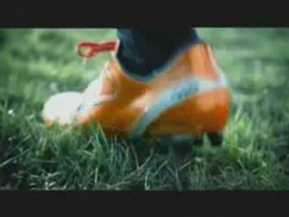 Cristiano Ronaldo v Bugatti Veyron - Nike Mercurial Vapor IV