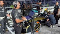 Ingenieros ponen a punto el monoplaza del equipo DS Penske ante de la carrera.