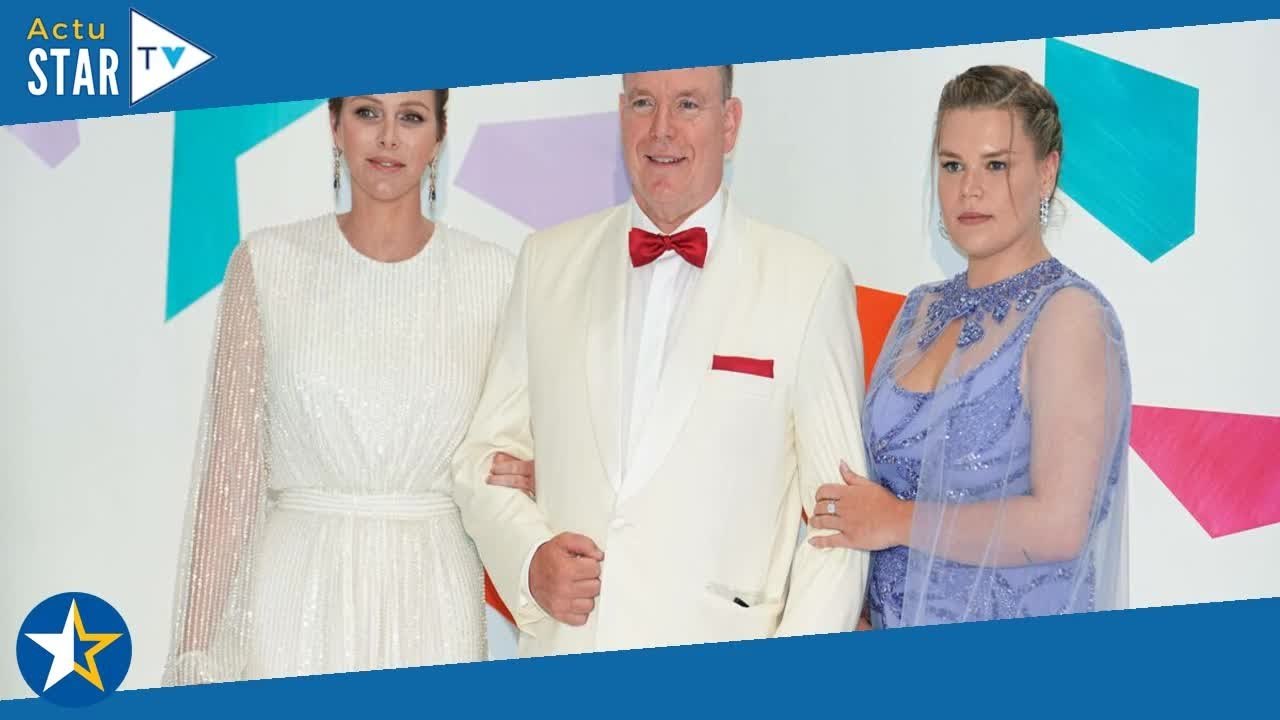 Charlène de Monaco virginale avec Camille Gottlieb et Alice Taglioni au Bal de la Croix-Rouge monéga