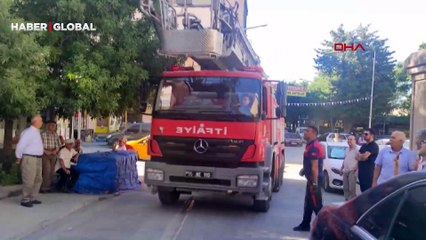 Duvarda mahsur kalan kedinin korku dolu anlar... İtfaiye böyle kurtardı