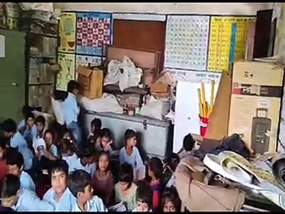 पांच कक्षाएं, 70 बच्चे, एक कमरा वह भी जर्जर, कैसे पढ़े नौनिहाल-video