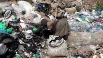 Uganda afronta el desafío de gestionar sus residuos plásticos con los vertederos desbordados