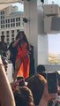 Las Vegas : En plein concert, la chanteuse Cardi B balance son micro sur une jeune femme qui vient de lui envoyer un verre d'eau