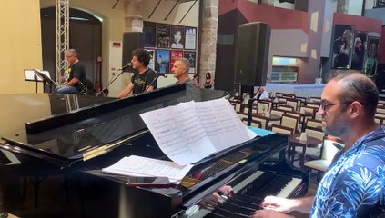 Max Gazzè torna a suonare con il Brass group di Palermo