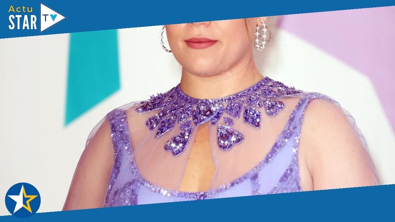 Perles, sequins, voile... Camille Gottlieb vole la vedette dans un look lilas et s'affiche très proc