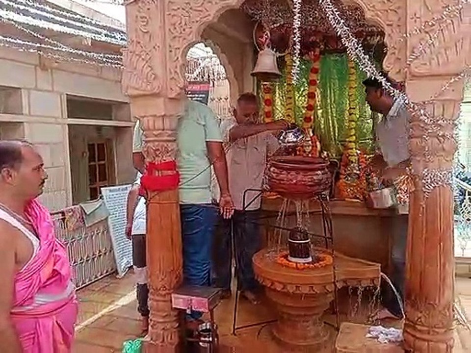 भक्ति भाव से किया भगवान शिव का जलाभिषेक