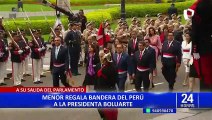 Dina Boluarte: niño interrumpe recorrido oficial para entregarle bandera peruana