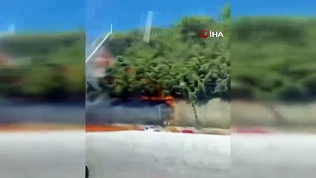 La réponse à l'incendie, qui a commencé par la propagation des flammes du véhicule dans la forêt, se poursuit