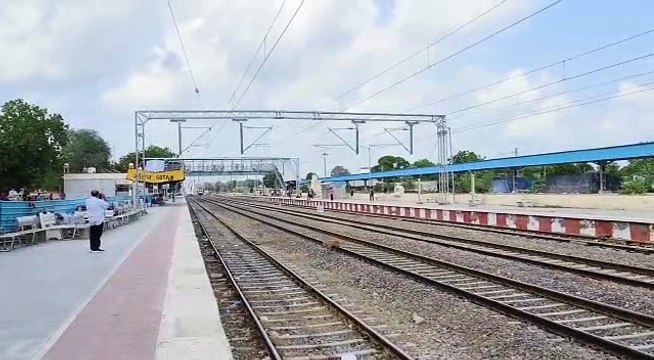 110 की स्पीड से दौड़ी इलेक्ट्रिक स्पेशल ट्रेन