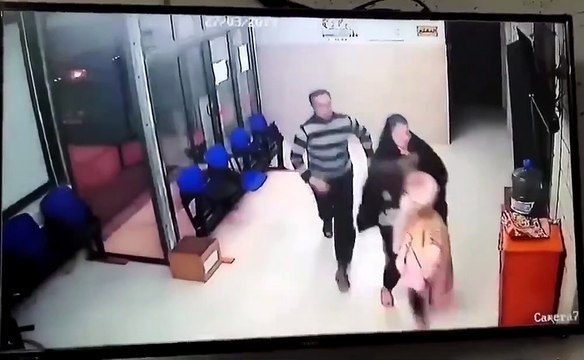 Un docteur sauve un bébé qui s’étouffe (Palestine) - héros du jour