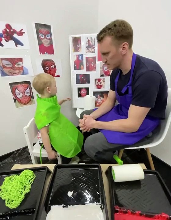 Ce papa s'improvise maquilleur pour enfant et c'est très drôle