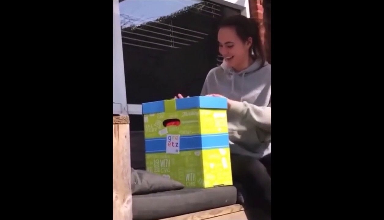 Il utilise un ballon gonflé à l'hélium pour faire sa demande en mariage et va le regretter