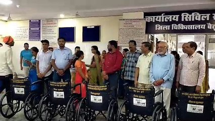 छह व्हील चेयर जिला अस्पताल को सौंपी