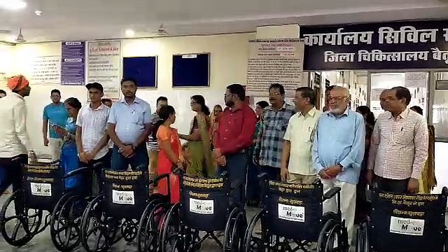 छह व्हील चेयर जिला अस्पताल को सौंपी