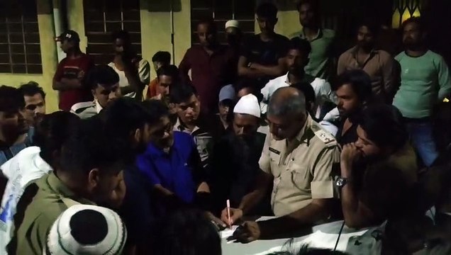बनास नदी में डूबने से दो की युवकों की मौत, अस्पताल में परिजनों की भीड़