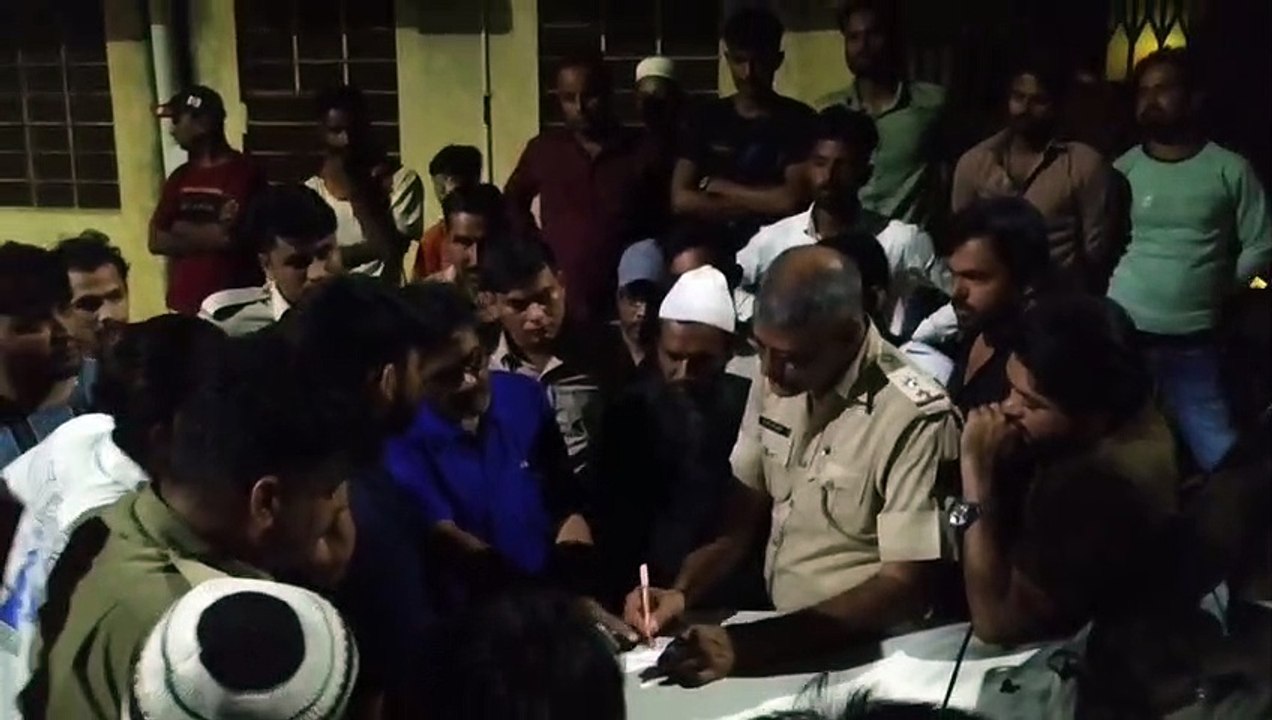 बनास नदी में डूबने से दो की युवकों की मौत, अस्पताल में परिजनों की भीड़