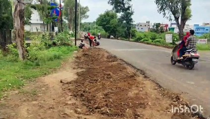 लाइन डालने के लिए सडक़ किनारे हो रही खुदाई