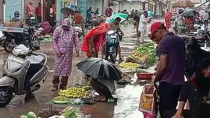 जगह-जगह पानी जमा, खस्ताहाल सड़कों से आमजन बेहाल