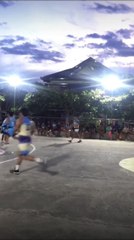 Un basketteur heurte accidentellement un arbitre