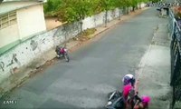 Mulher é derrubada de moto em movimento e assaltada em seguida