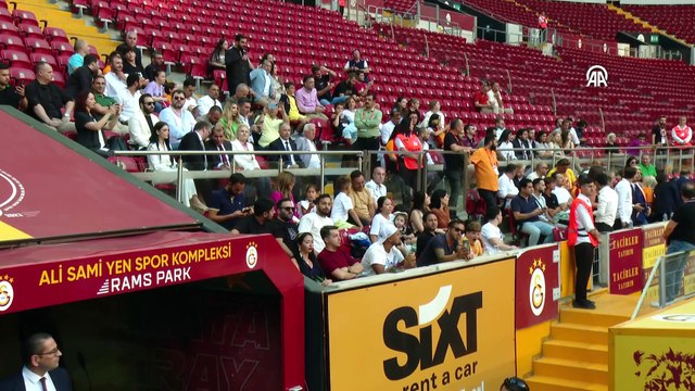 İSTANBUL - Galatasaray, yeni transferleri için taraftarı önünde imza töreni düzenledi (1)