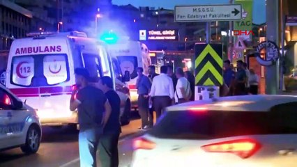 Voiture coincée dans des barrières de câble métallique à Şişli