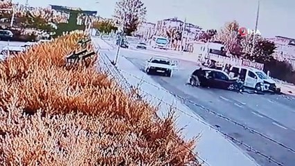 Un véhicule utilitaire léger et une voiture sont entrés en collision frontale comme ceci : 6 blessés