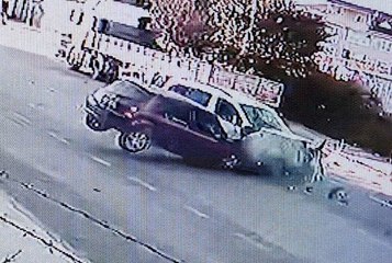 Otomobil ile hafif ticari aracın çarpıştığı kaza kamerada