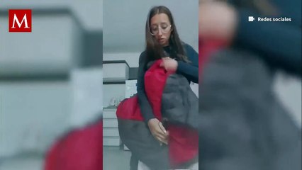 Joven encuentra objetos raros en una chamarra que compró por internet y video se vuelve viral