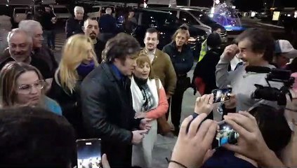 230730 Javier Milei en el Bahía Blanca Plaza Shopping