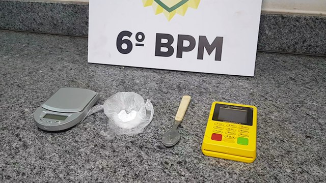 Com tornozeleira eletrônica, jovem é detido pela Rocam com balança de precisão, colher e cocaína