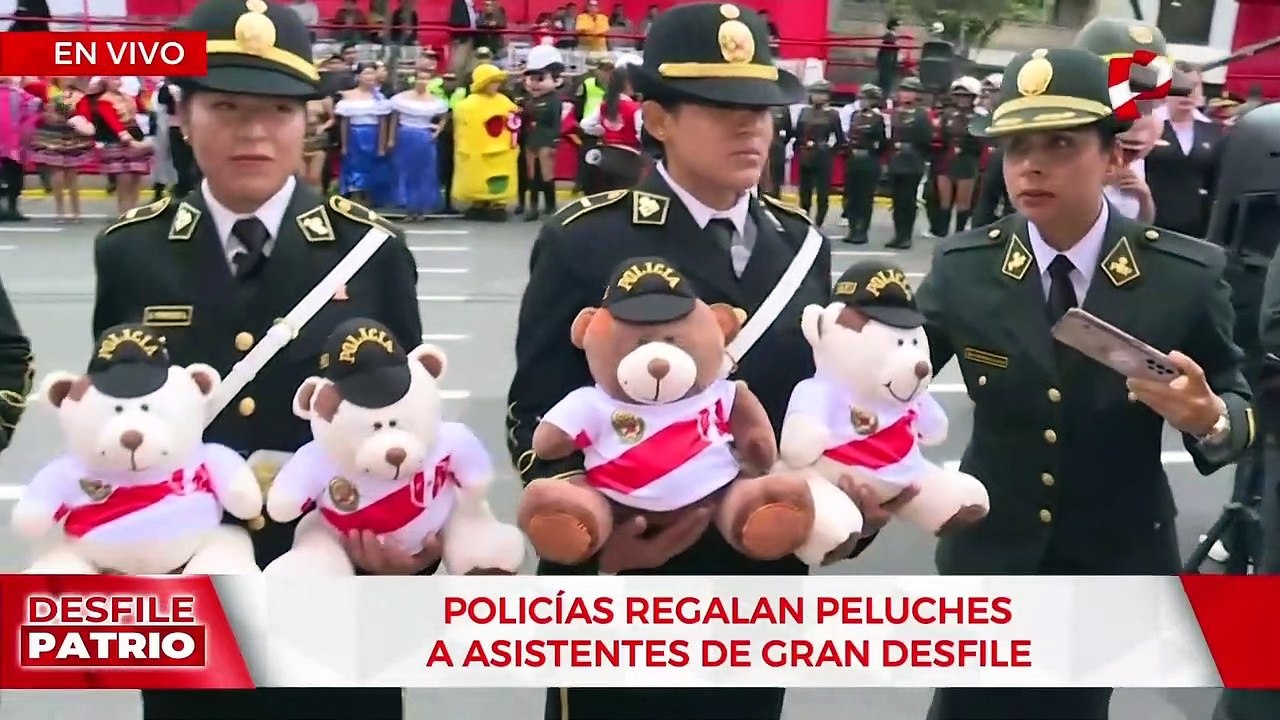 Desfile Militar: agentes de la Policía Nacional regalaron ositos de peluche a los asistentes