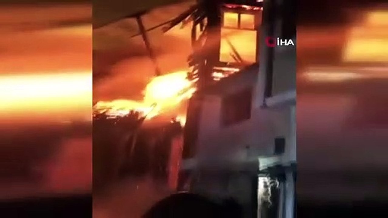 Un bâtiment abandonné de 2 étages a pris feu à Fatih