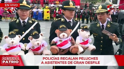 Desfile Militar: agentes de la Policía Nacional regalaron ositos de peluche a los asistentes