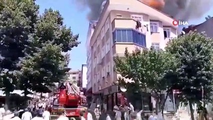 Bağcılar'da 3 Katlı Binanın Çatısı Alev Alev Yandı