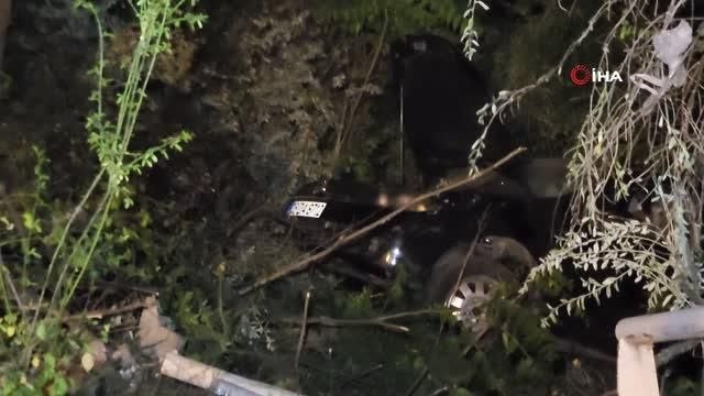 Karşı şeride geçerek korkulukları yıkıp şarampole uçtu