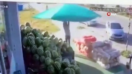 Şiddetli rüzgar şemsiye ve manav çalışanını böyle uçurdu