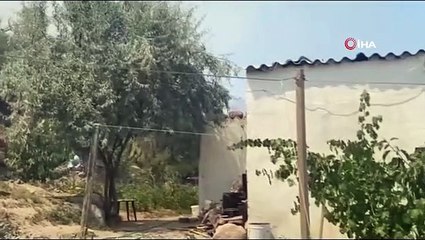 Un incendie s'est déclaré dans le terrain vague, les flammes se dirigent vers les maisons