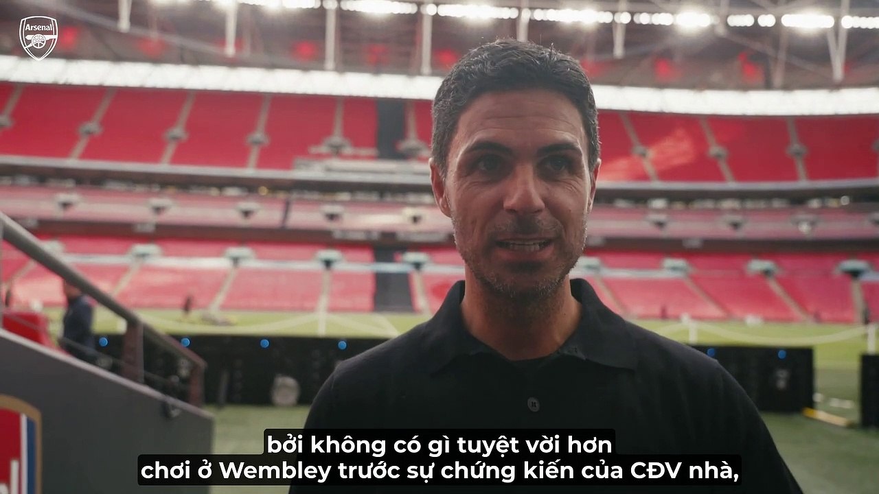 HLV Mikel Arteta hạnh phúc khi được nâng cúp trước sự chứng kiến của CĐV nhà