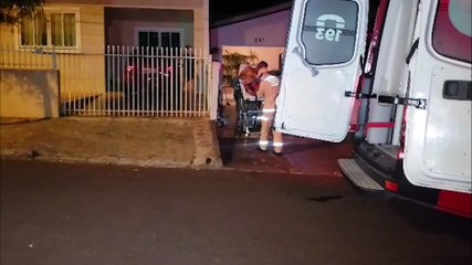 Homem é esfaqueado em baile, volta pra casa e pede apoio do Siate
